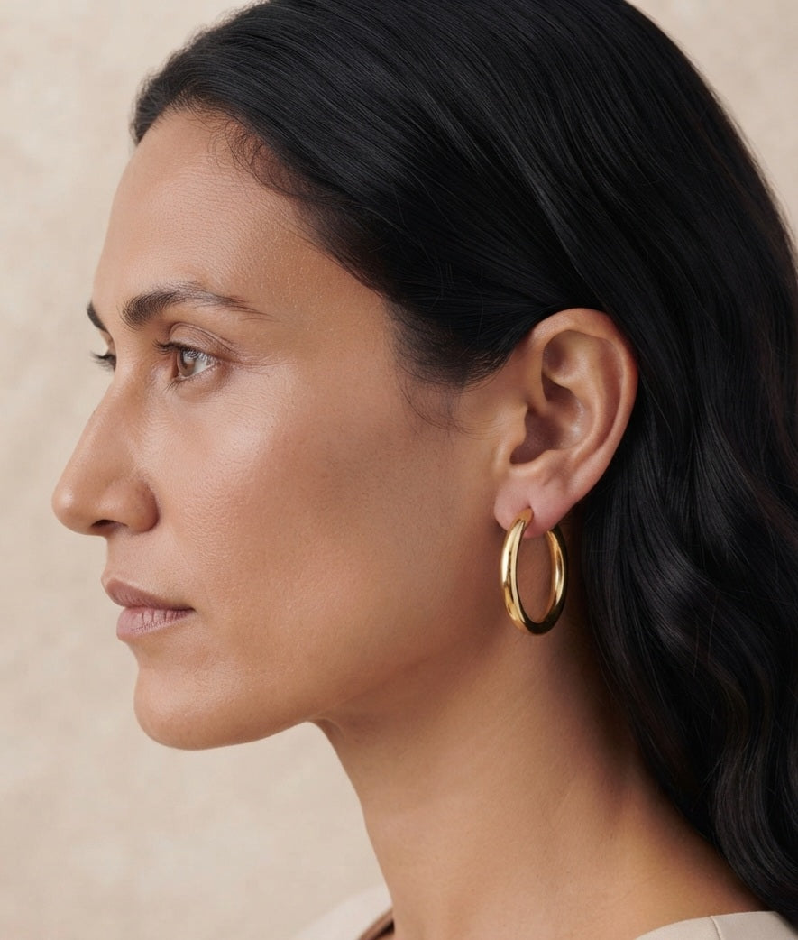 Aros lisos dorados 30mm puestos en modelo, vista de perfil