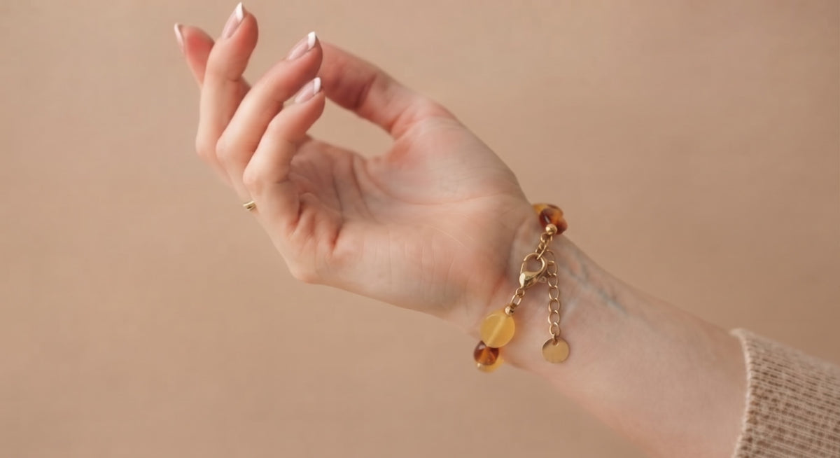 Pulsera de ámbar natural puesta en la muñeca