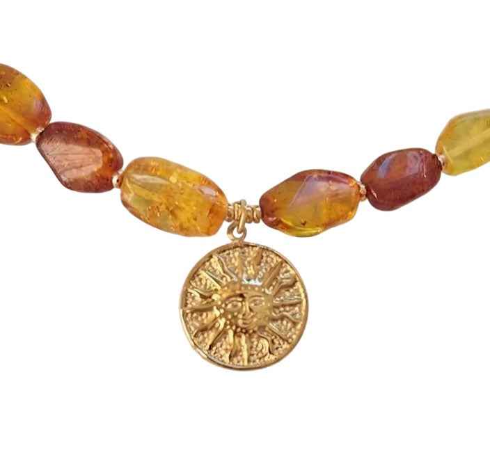 Collar Ámbar Natural con Medalla Sol Dorada