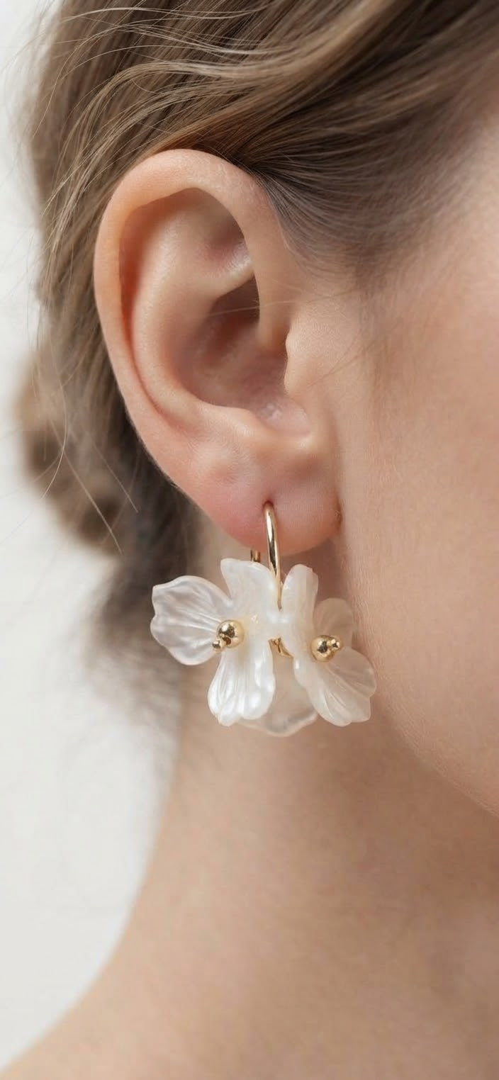 Pendientes aro dorado flor blanca acrílica puestos modelo