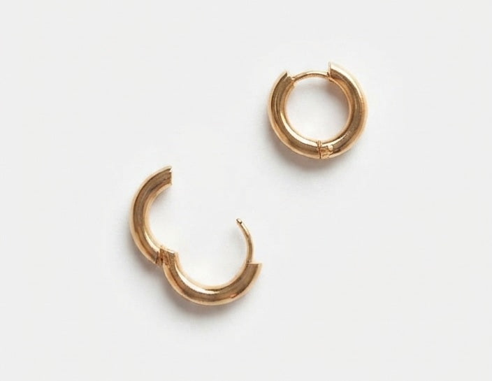Mini aros lisos dorados 15mm sobre fondo blanco, uno abierto y uno cerrado