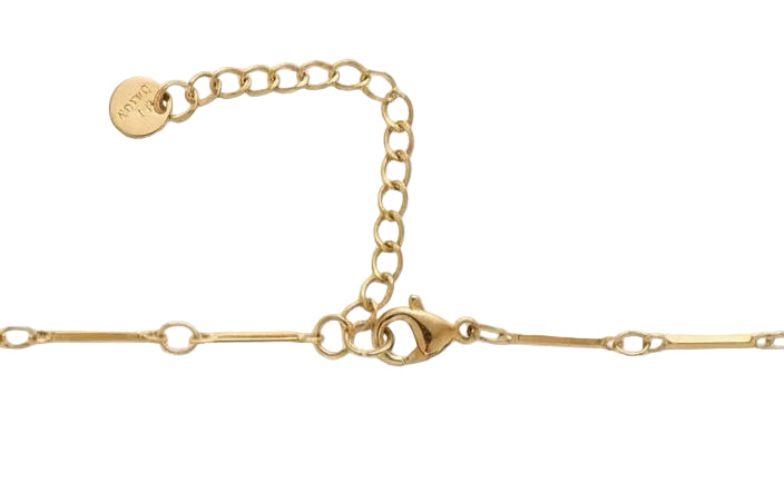 Detalle cierre mosquetón y alargador collar dorado