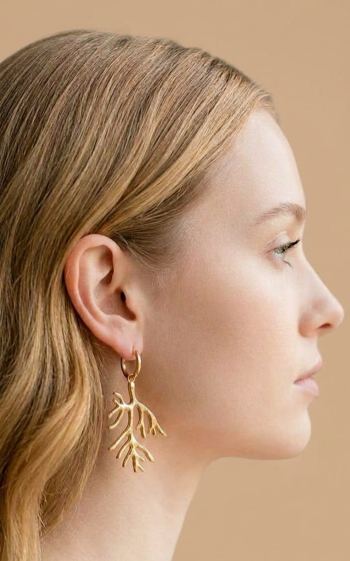 Pendientes aro rama coral dorado puestos modelo vista perfil