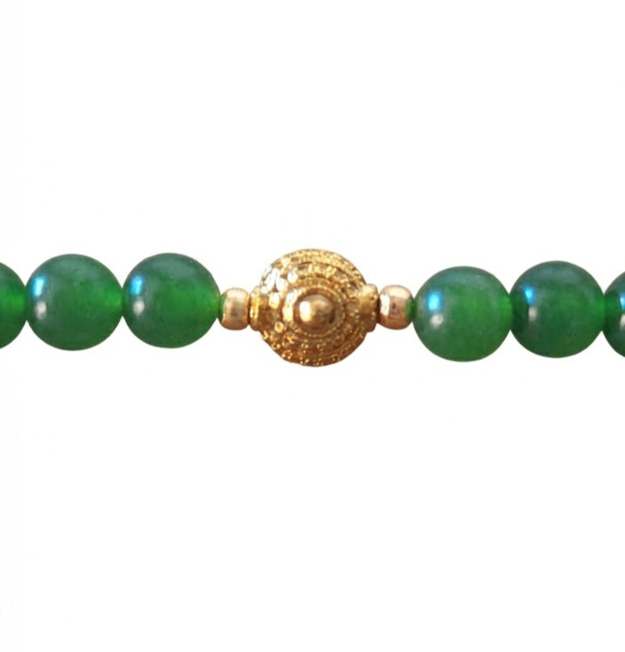 Detalle entrepieza filigrana dorada en pulsera de jade verde