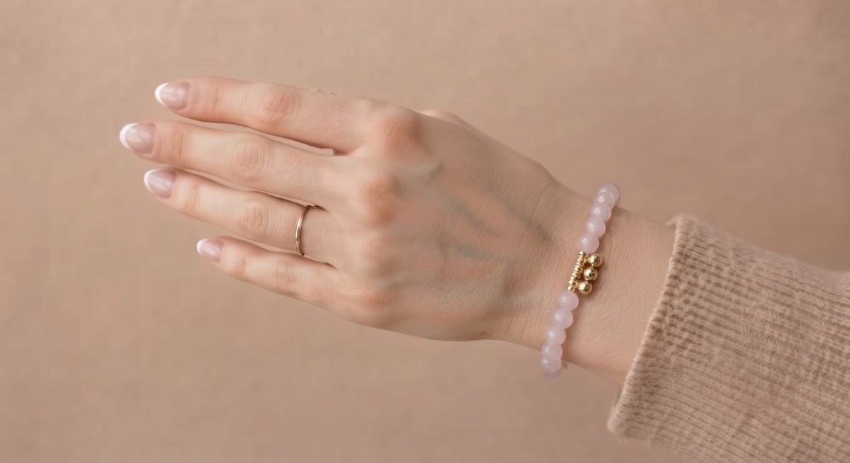 Pulsera de ópalo rosa con centro de filigrana de acero