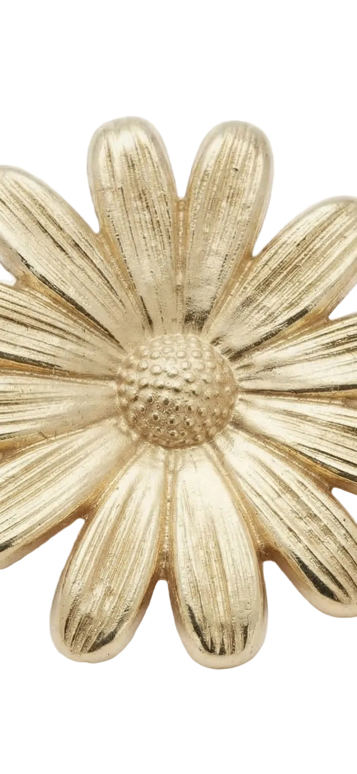 Broche margarita acero dorado detalle textura
