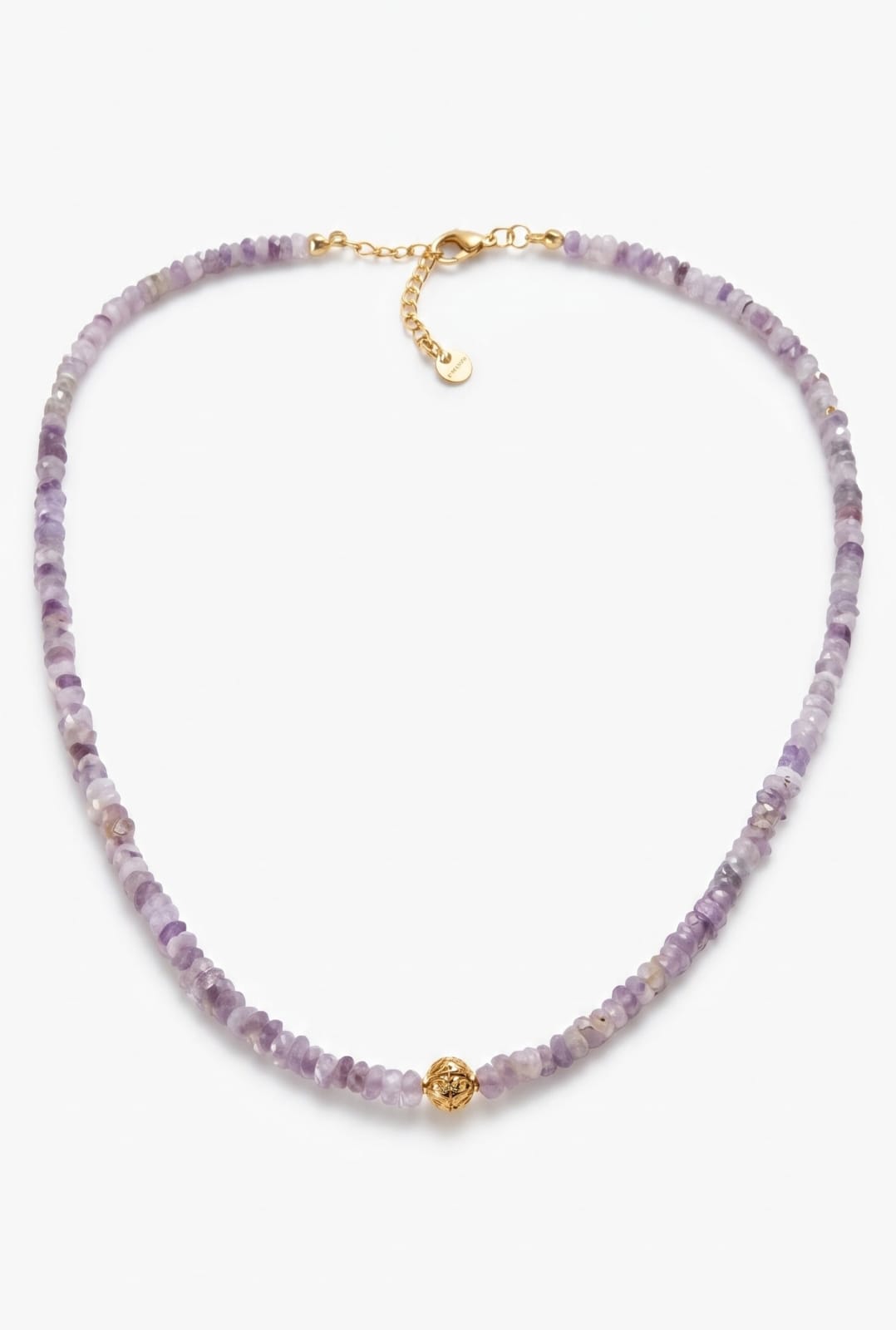 Collar amatista facetada bola dorada - modelo puesto
