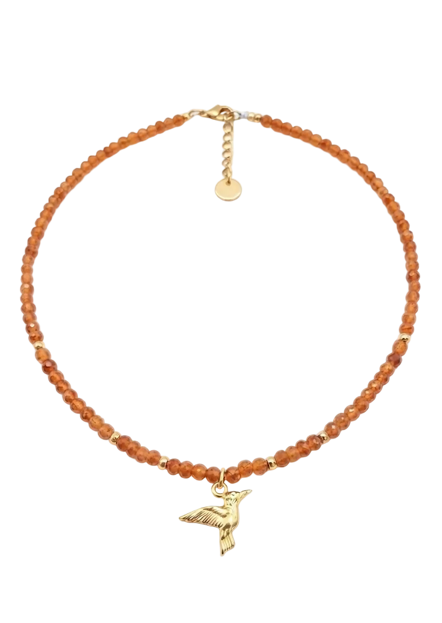 Collar granate naranja con colibrí dorado sobre fondo blanco