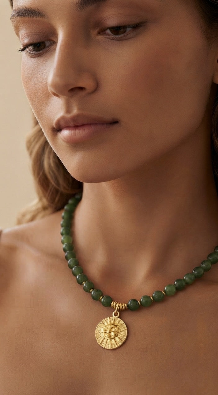 Collar jade verde con sol dorado puesto en modelo