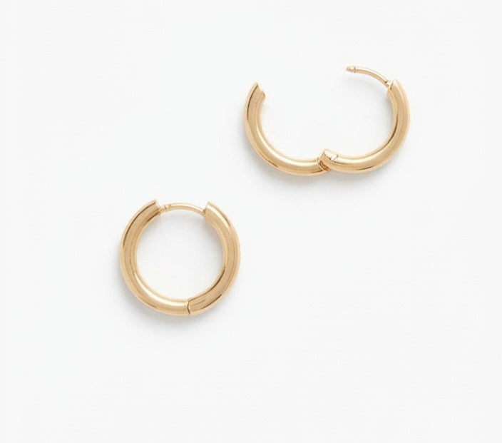 Aros lisos dorados 20mm sobre fondo blanco, uno abierto y uno cerrado