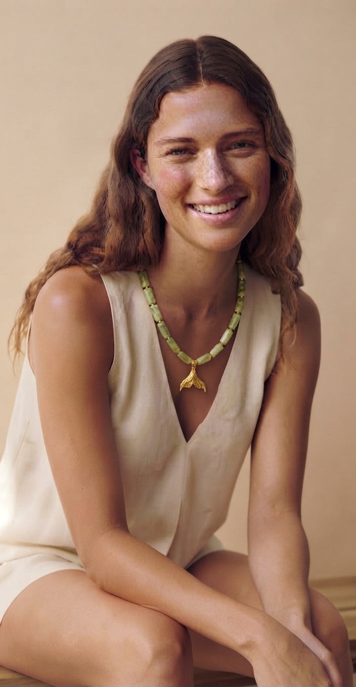 Collar cola de ballena verde, vista lifestyle sobre superficie blanca