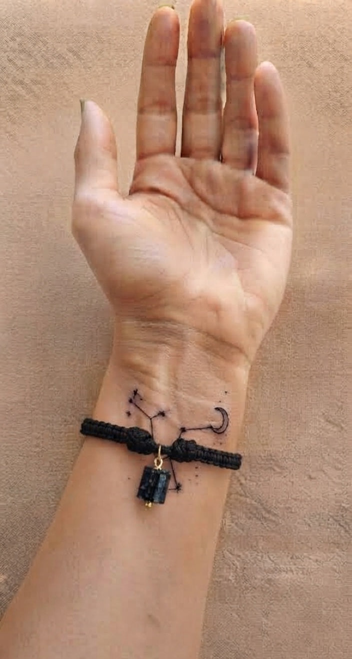 Pulsera turmalina negra puesta en muñeca - escala real