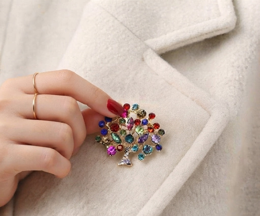Broche árbol de la vida cristales multicolor prendido en abrigo crudo