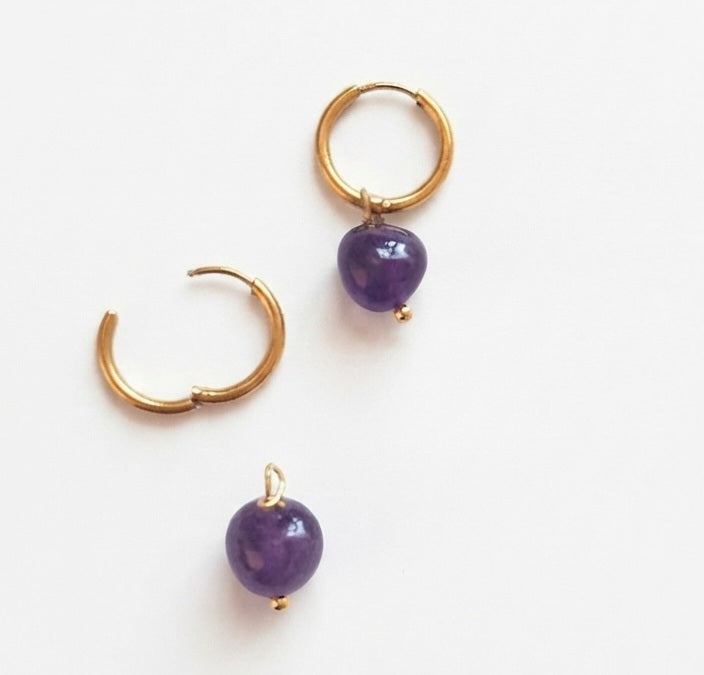 Aros de acero dorado con amatista natural extraíble mostrando versatilidad