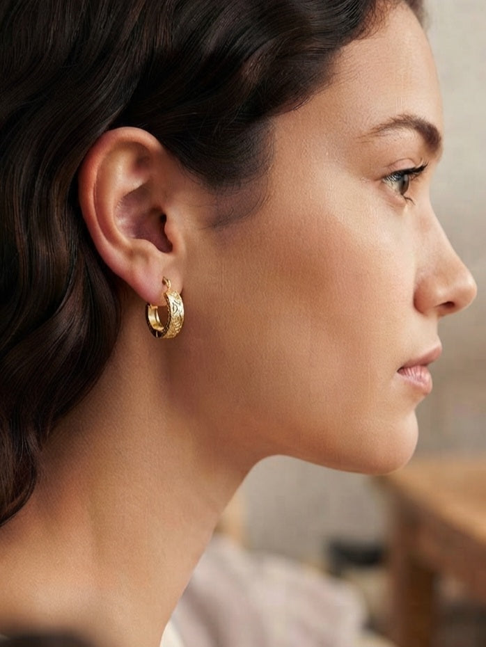 Aros grabado floral dorado puestos - vista lifestyle