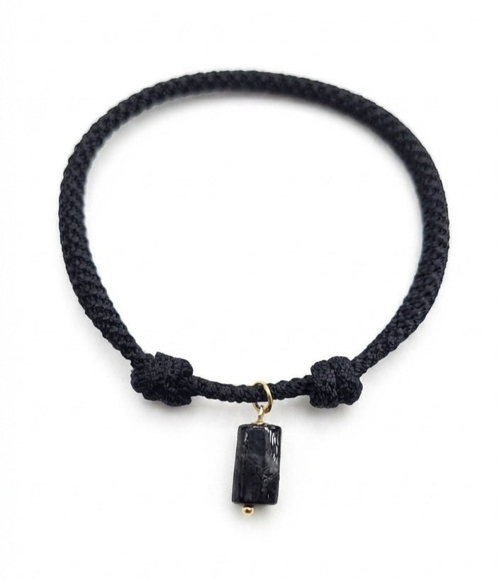 Pulsera cordón negro turmalina negra ajustable - vista frontal fondo blanco
