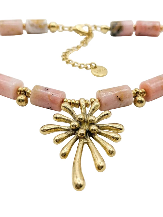 Detalle medallón dorado collar ópalo rosa