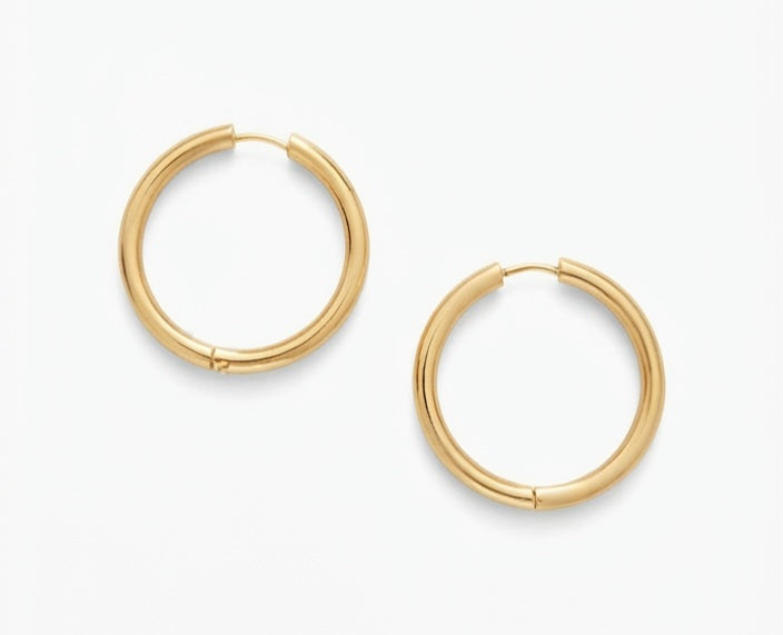 Aros lisos dorados 30mm, uno abierto y uno cerrado sobre fondo blanco