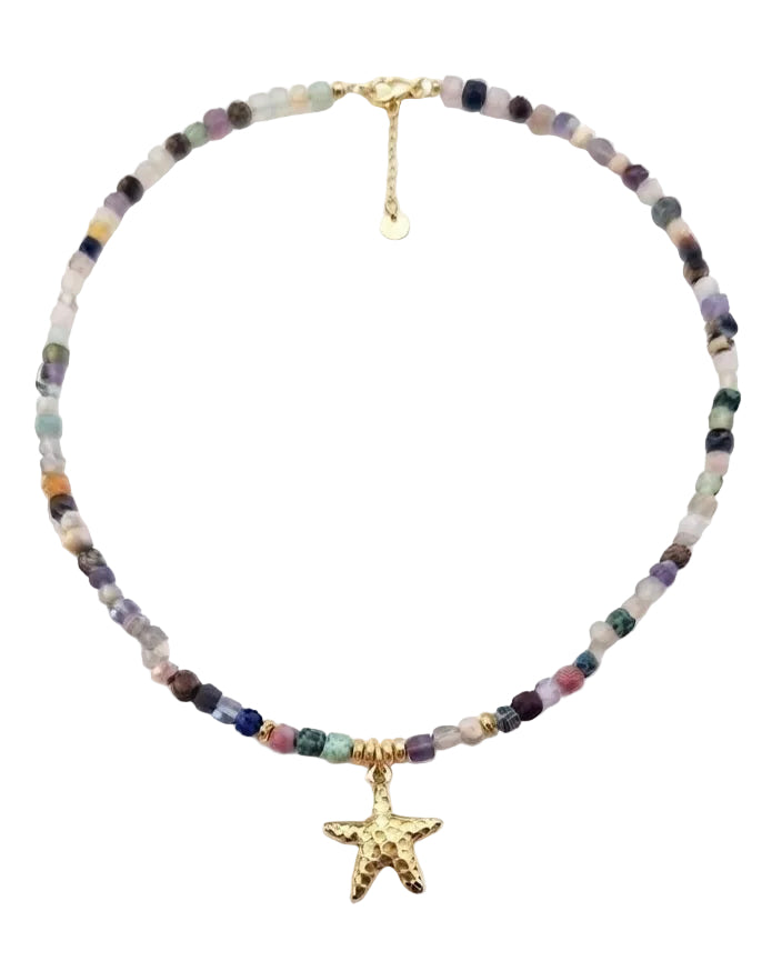 Collar piedras semipreciosas multicolor con estrella dorada sobre fondo blanco