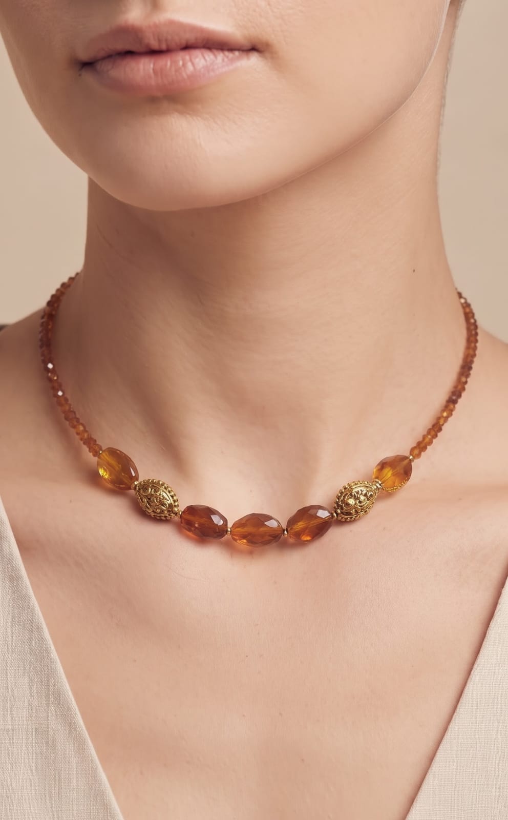 Collar granate y ámbar natural - modelo puesto