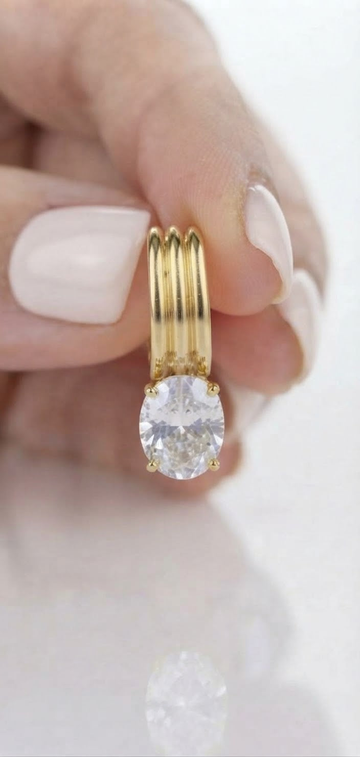 Aros rectangulares acero dorado cristal oval detalle en mano