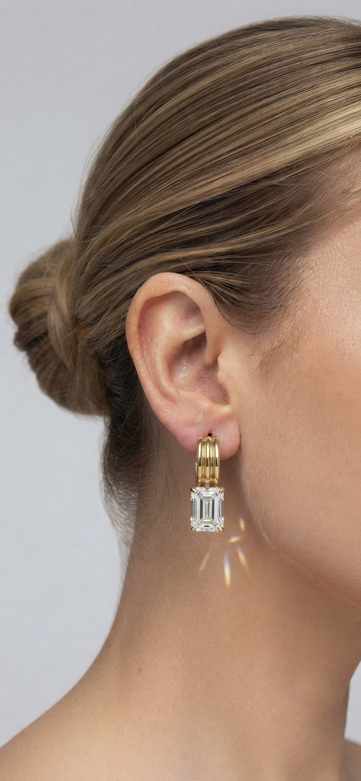 Pendientes aro estriado dorado con piedra talla esmeralda - vista lateral en modelo