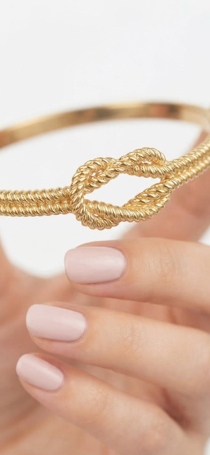 Pulsera nudo marinero acero dorado en mano