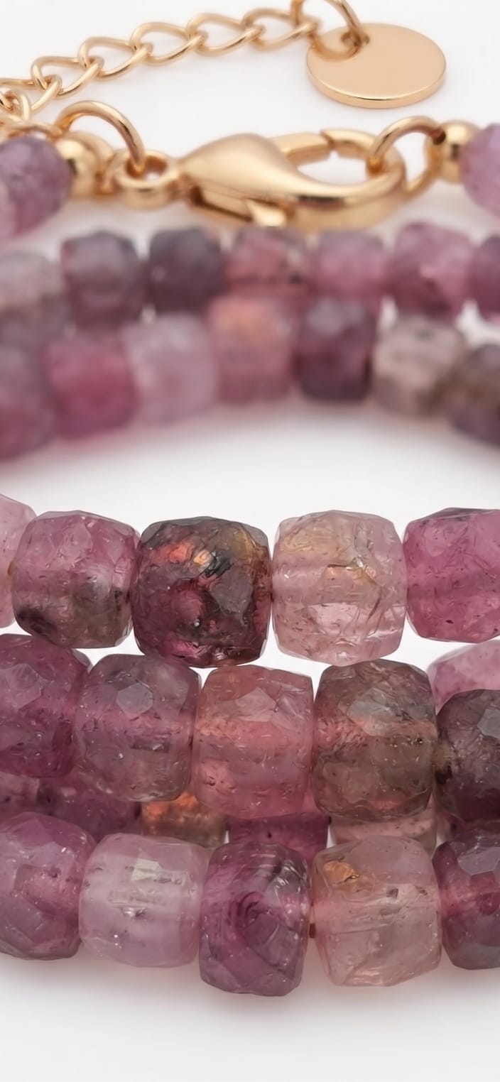 Primer plano de los cubos facetados de rubí natural sin teñir