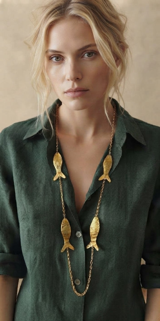 Modelo luciendo collar largo peces dorados