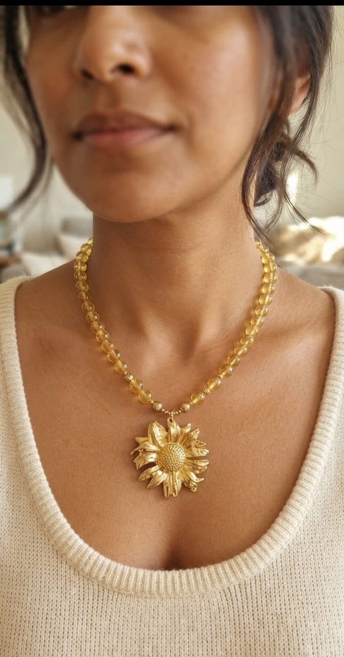 Collar Citrino Natural con Colgante Girasol Dorado