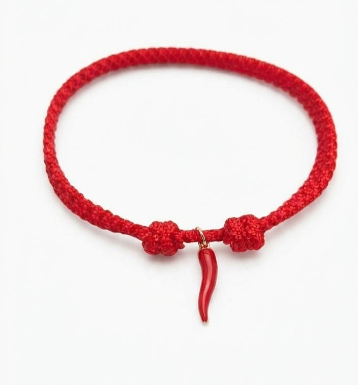Pulsera cornicello cuerda roja - detalle colgante y nudos fondo blanco