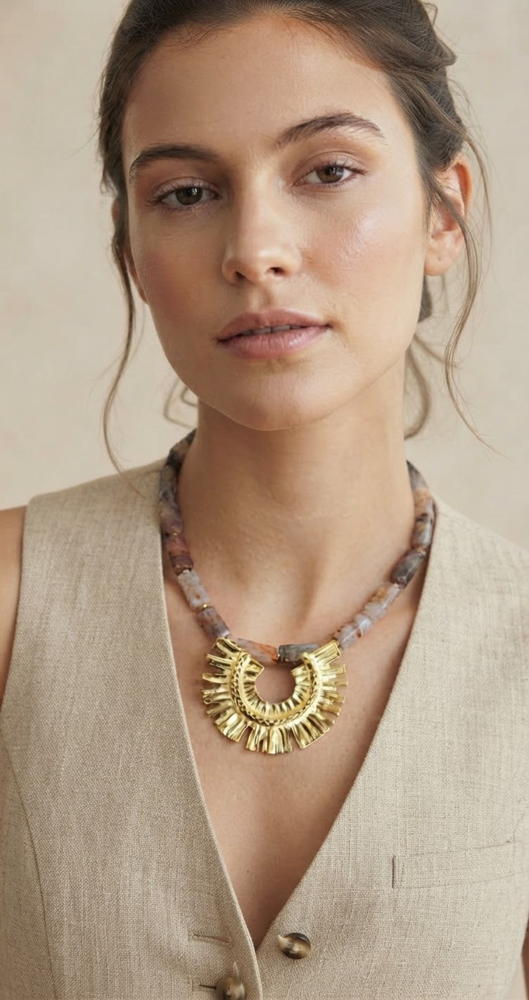 Collar cuarzo rutílo dorado medallón sol - modelo puesto detalle escote