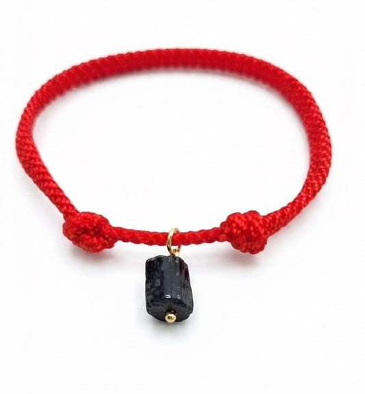 Pulsera cordón rojo turmalina negra ajustable - vista frontal fondo blanco
