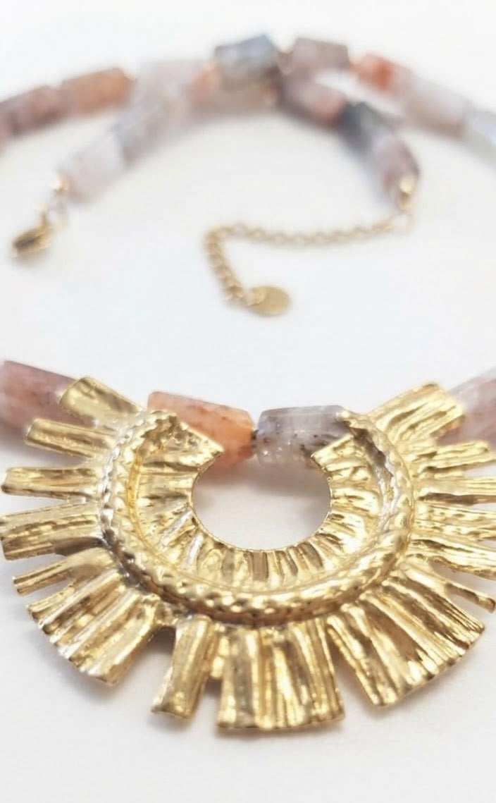 Collar cuarzo rutílo dorado medallón sol - detalle medallón y cierre