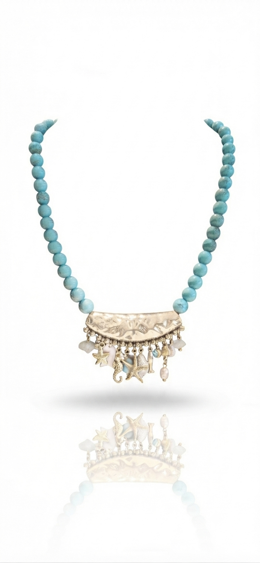 Collar de Magnesita Turquesa con Centro Marino de Acero Dorado