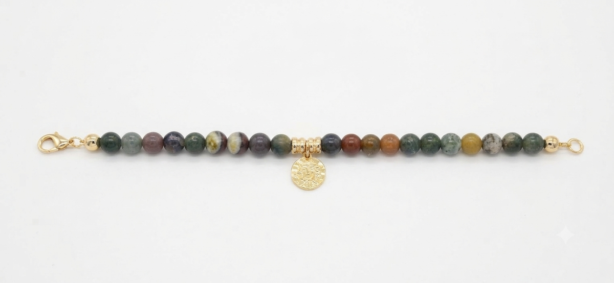 Pulsera de ágata india extendida mostrando el largo completo y la moneda dorada