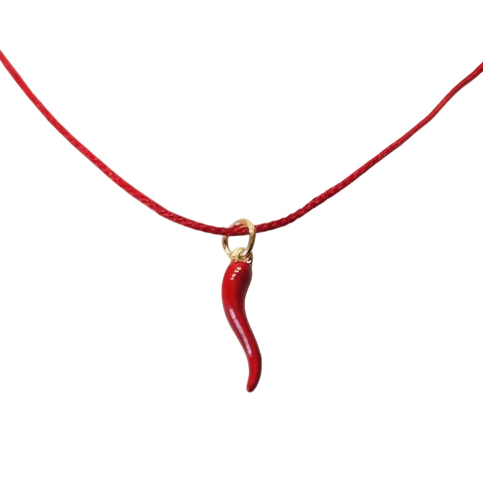 Colgante cornicello rojo - detalle cordón rojo fondo blanco