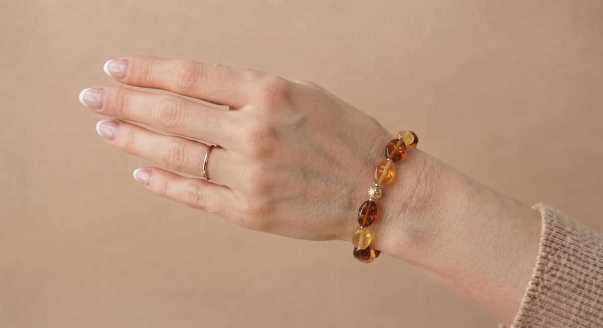 Detalle del cierre y el alargador de la pulsera de ámbar en la muñeca