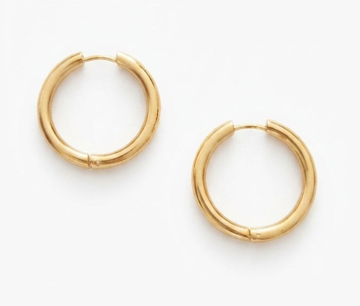 Aros lisos dorados 25mm puestos en modelo, vista de perfil
