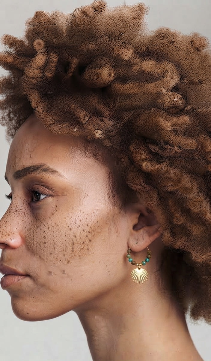 Pendientes turquesa natural Anhui con colgante sol dorado puestos en modelo
