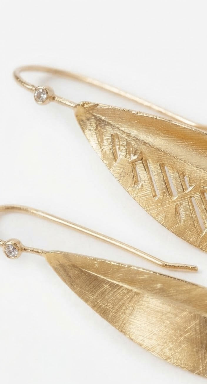 Pendientes hoja acero dorado detalle textura