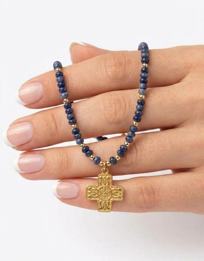 Collar lapis lázuli con cruz dorada en mano