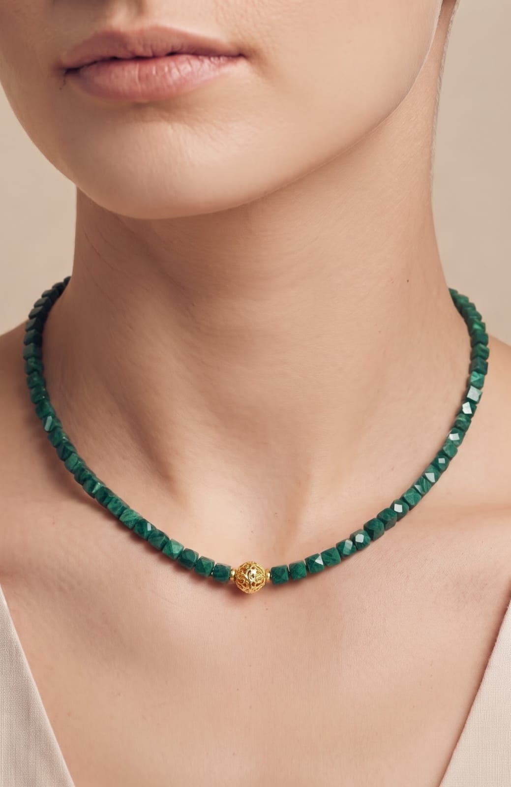Collar de malaquita puesto de frente