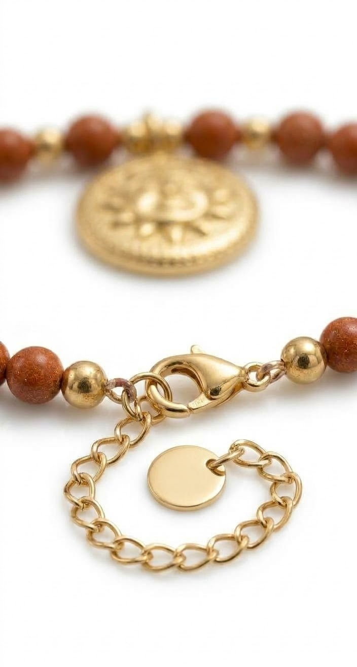 Detalle cierre mosquetón dorado collar jasper rojo