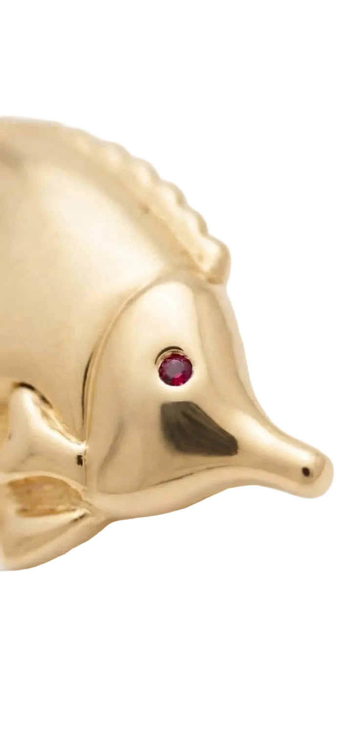 Broche pez aleación dorada detalle ojo cristal rojo