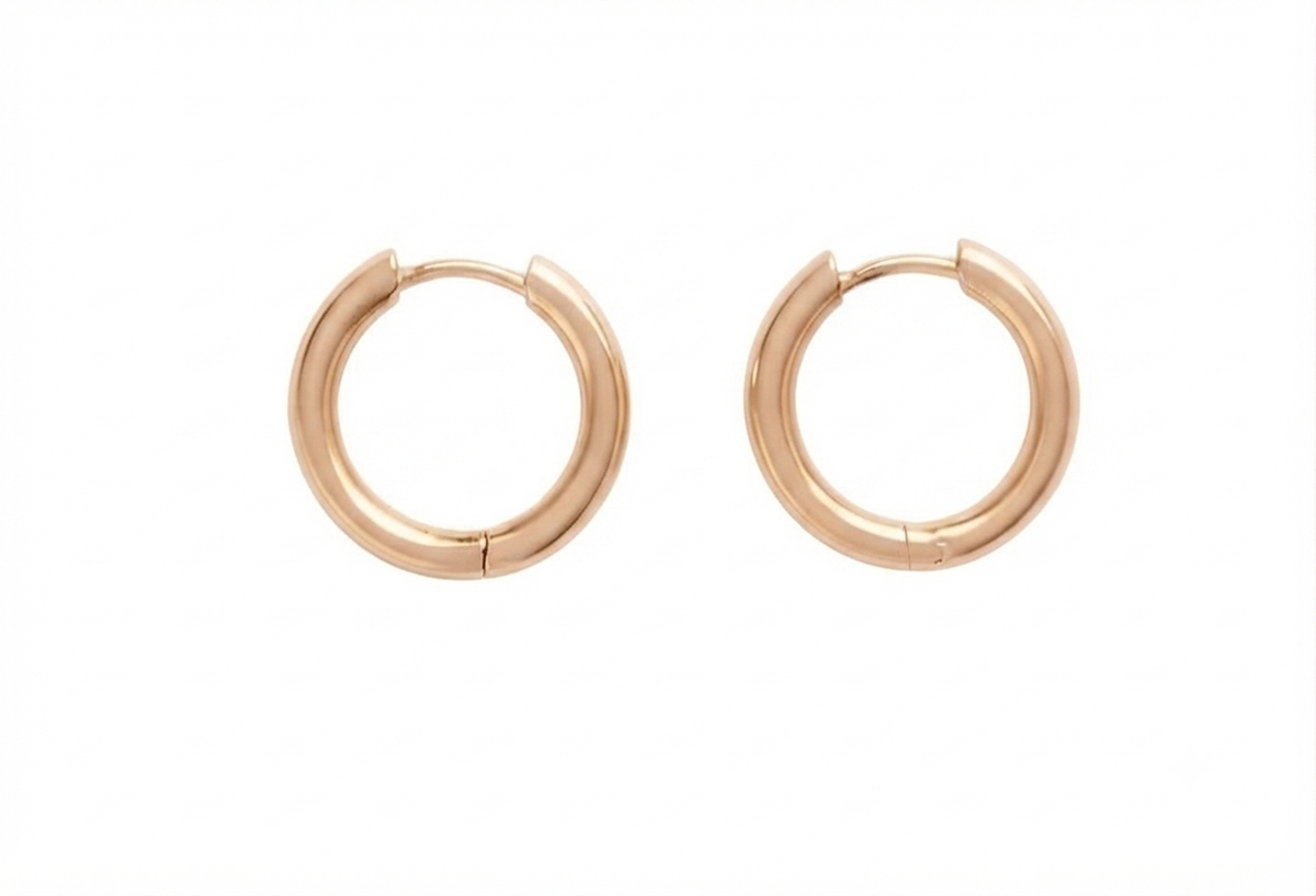 Aros lisos dorados 20mm puestos en modelo, vista de perfil