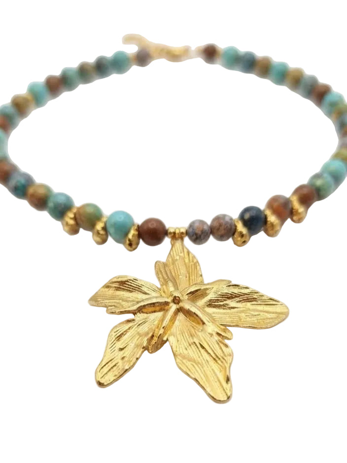 Collar turquesa Anhui con colgante flor dorada detalle