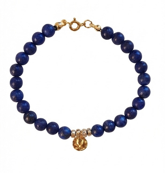 Pulsera de lapislázuli en muñeca