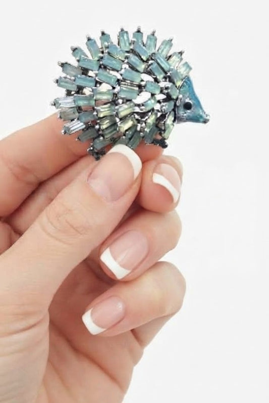 Broche puercoespín cristales azul glaciar - escala en mano