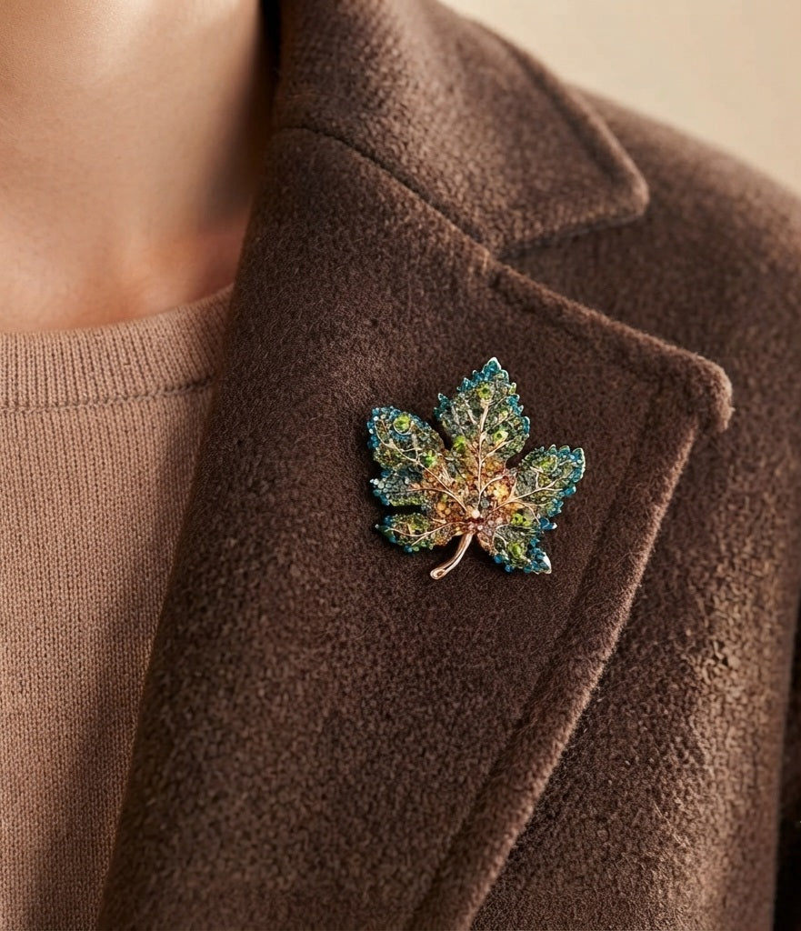 Broche hoja de arce puesto en solapa de blazer marrón